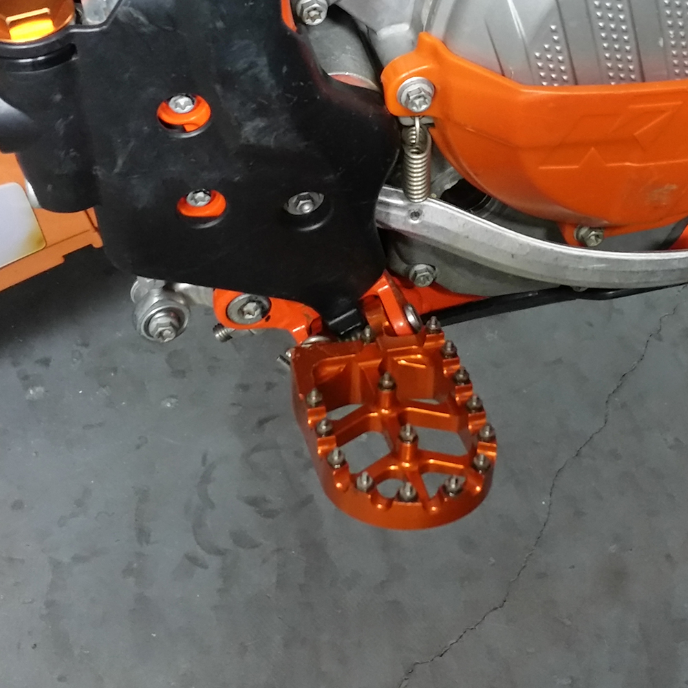 CNC Foot Pegs Footrest For KTM EXC EXCF 125530 XC250 XC300 XCF250