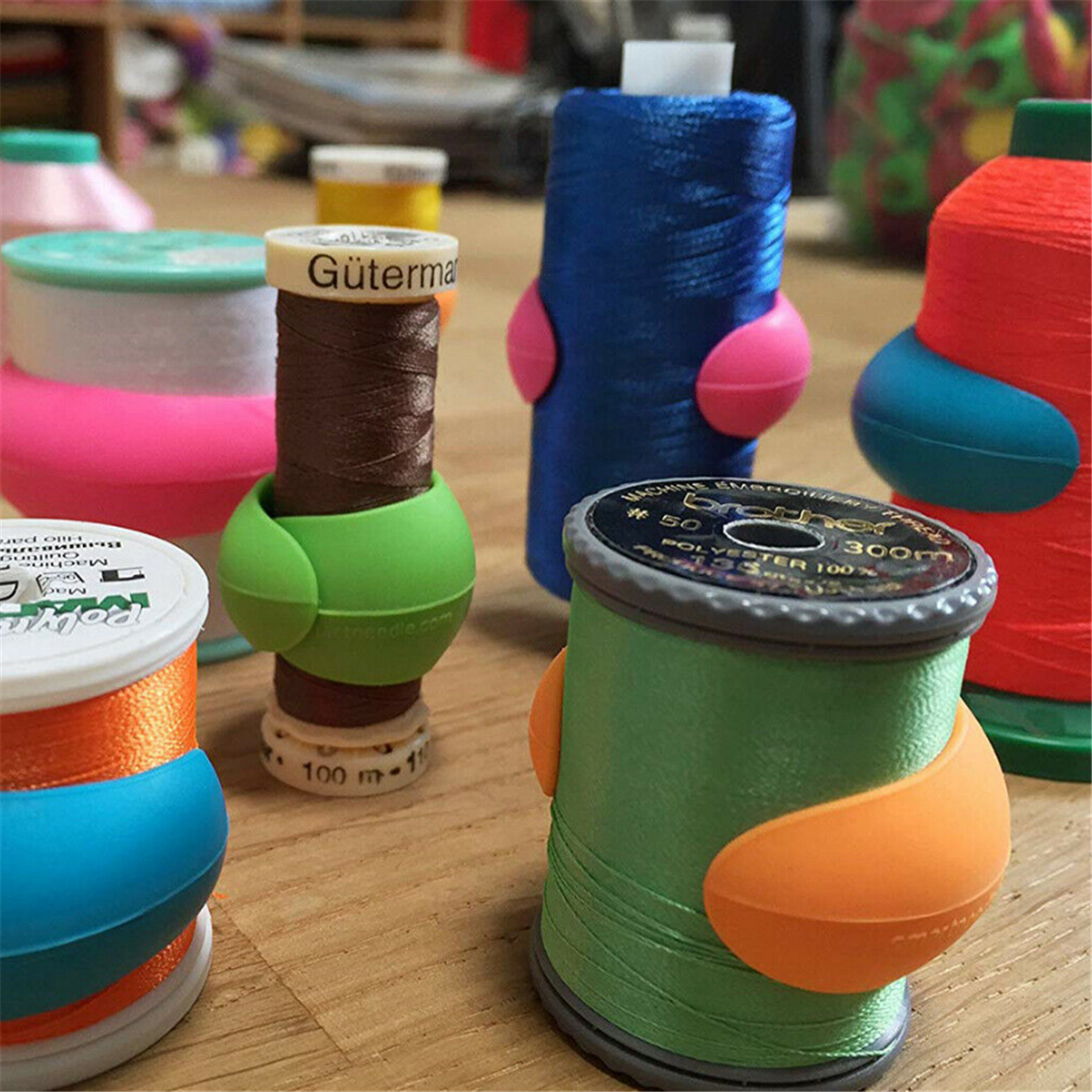 100Pcs Thread Spool Huggers Bobbin Clamps Holders Keep Thread Spools from Unwinding Peels Sewing Accessories