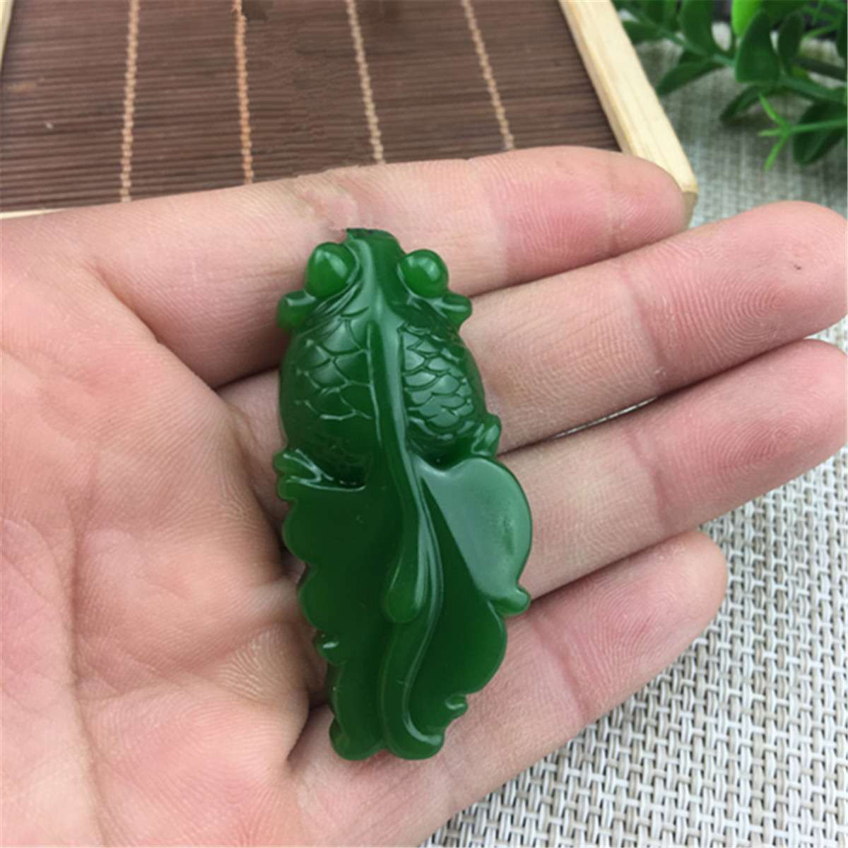 1pc Chine naturels pendentif Jade vert collier amulette chanceux poisson rouge